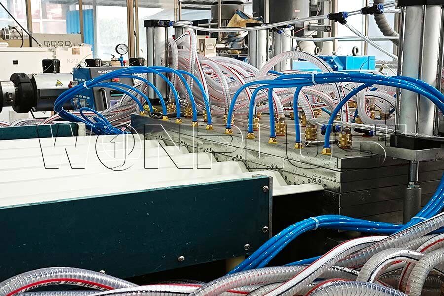 تم الانتهاء من تشغيل خط بثق السقف المجوف PVC