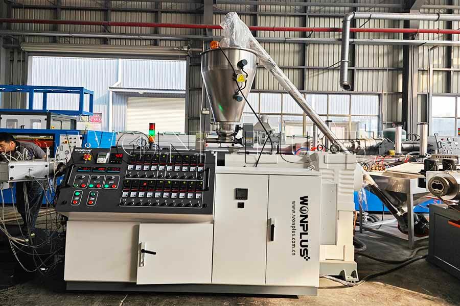 شركة WONPLUS تُشغّل بنجاح خط بثق أنابيب PVC عالي الكفاءة بأربعة مخارج