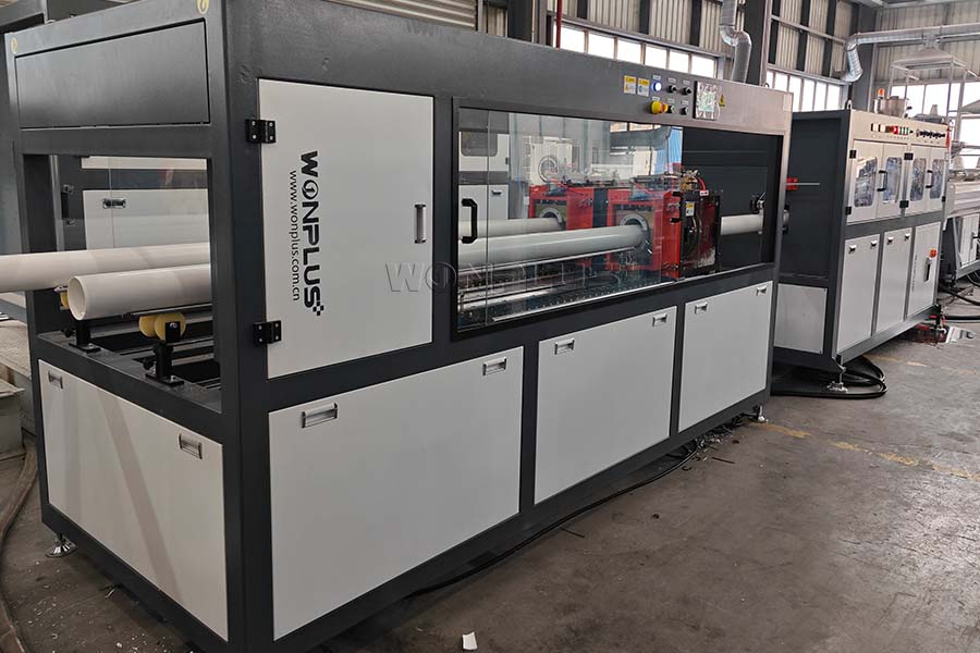 شركة WONPLUS تُشغّل بنجاح خط إنتاج أنابيب PVC مزدوجة المخرج بقطر 90-110 مم